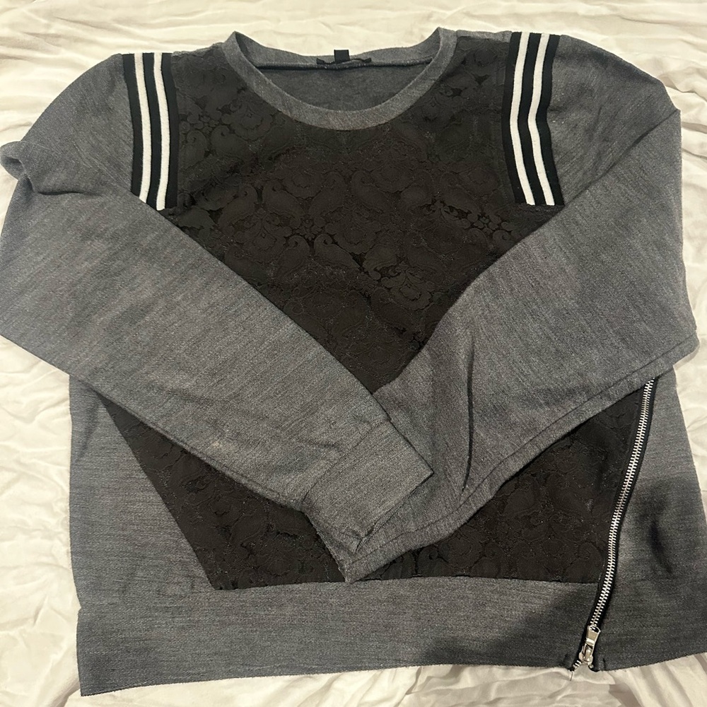 APEACH Medium Lace and Gray Crewneck